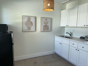 Mikrobølgeovn, kaffe-/temaskine, brødrister, spisebord