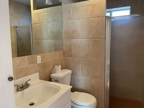 Een haardroger, handdoeken