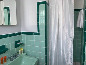 Een haardroger, handdoeken