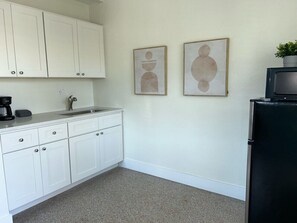 Een microgolfoven, een broodrooster, een eettafel