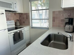 Een koelkast, een microgolfoven, een oven, een kookplaat