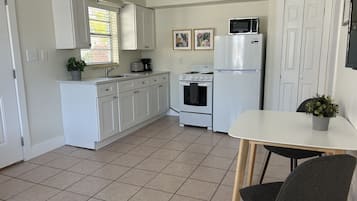 Een koelkast, een magnetron, een oven, een kookplaat