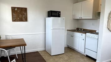 Een koelkast, een oven, een kookplaat, een koffiezetapparaat/waterkoker