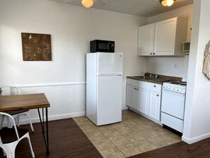 Fridge, oven, stovetop, coffee/tea maker