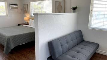 1 slaapkamer, een strijkplank/strijkijzer, wifi, beddengoed