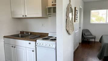 Een koelkast, een oven, een kookplaat, een koffiezetapparaat/waterkoker