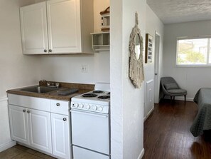 Fridge, oven, stovetop, coffee/tea maker