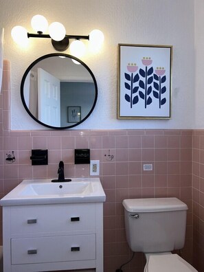 Haartrockner, Handtücher, Toilettenpapier