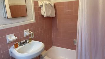 Een haardroger, handdoeken, toiletpapier