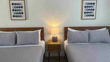 Een strijkplank/strijkijzer, wifi, beddengoed