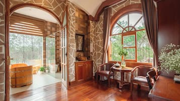 Villa, 3 Schlafzimmer, Gartenblick | Minibar (mit einigen kostenlosen Artikeln), Schreibtisch