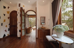 Three-Bedroom Villa Suite | Salle de bain | Douche, articles de toilette (gratuits), séchoir à cheveux, pantoufles