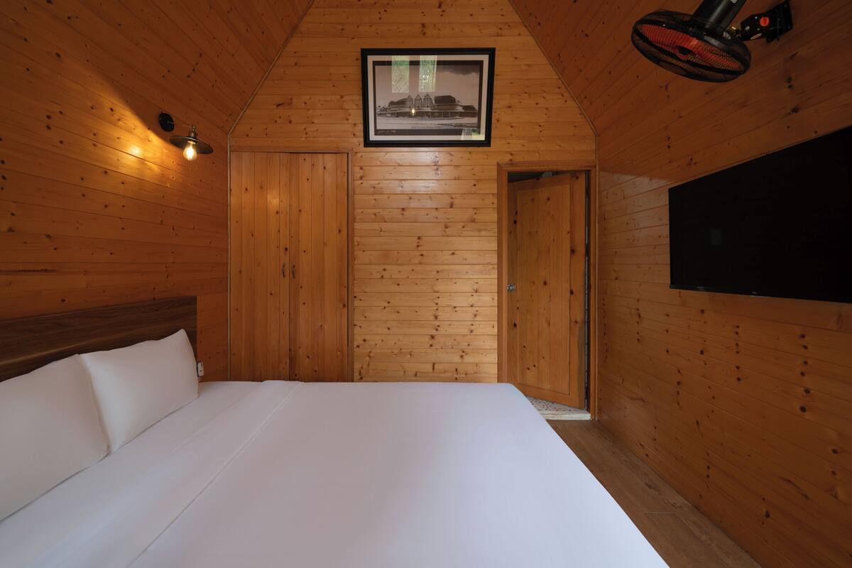 Silent Pine Bungalow | Frigobar (abastecido com alguns itens grátis), escrivaninha