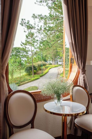 Villa, 3 camere da letto, vista giardino | Minibar (con alcuni snack e alcune bevande gratis), una scrivania