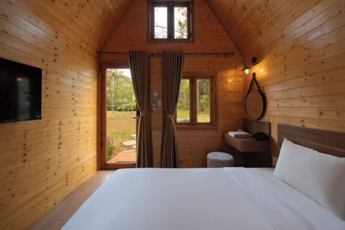 Mini-bar avec articles gratuits, bureau, rideaux occultants