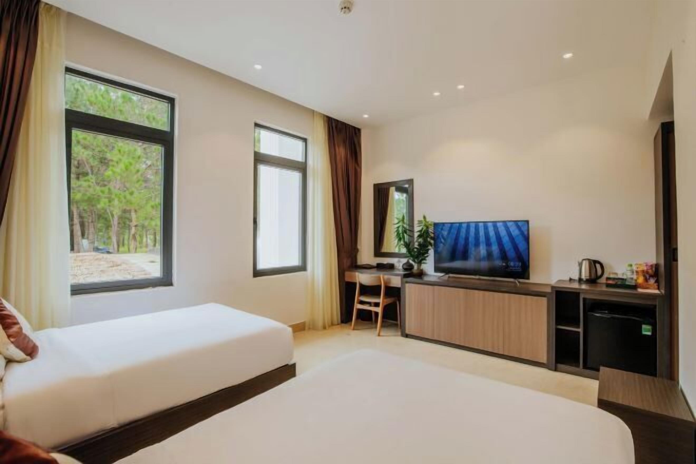 Frigobar (abastecido com alguns itens grátis), escrivaninha