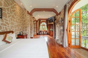 Villa, 3 Bedrooms, Garden View | Free minibar items, desk, blackout drapes, free WiFi