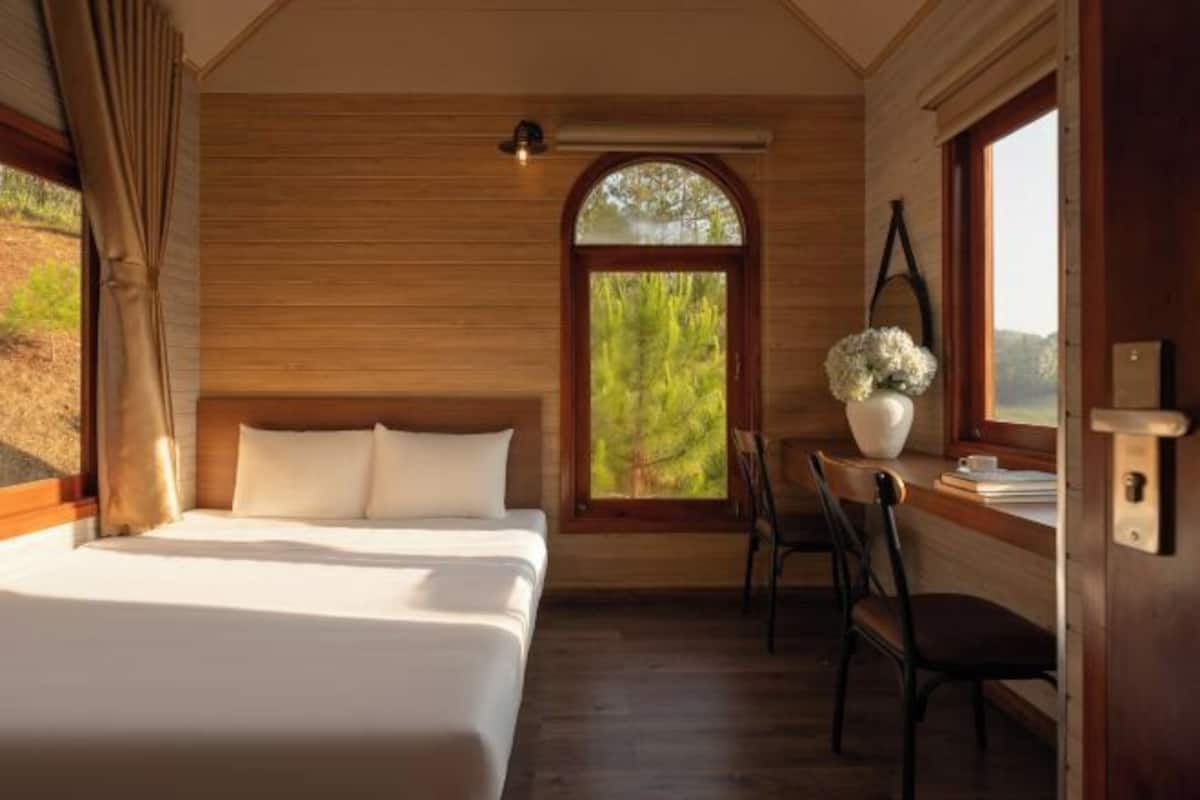 Mini-bar avec articles gratuits, bureau, rideaux occultants