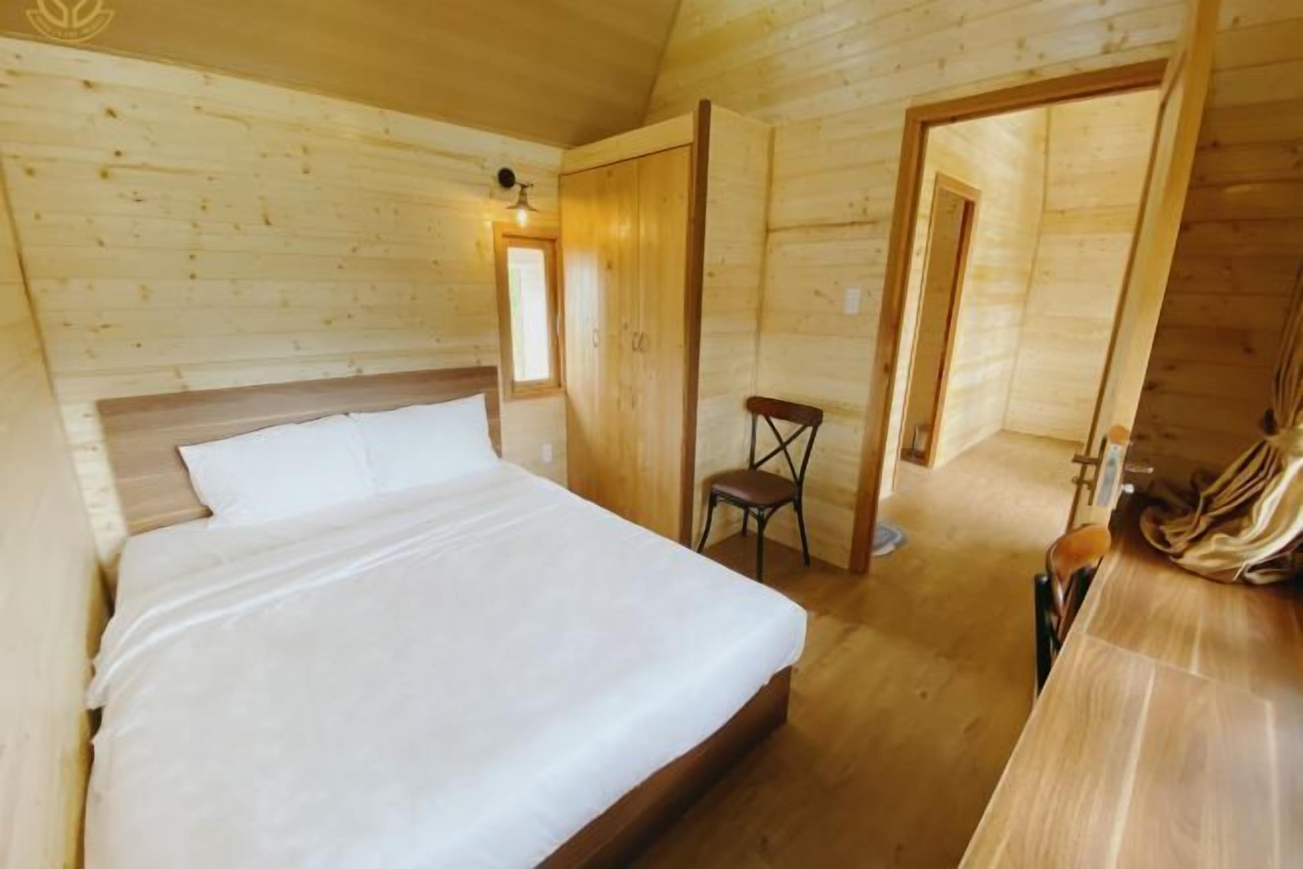 Frigobar (abastecido com alguns itens grátis), escrivaninha