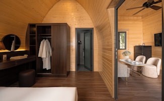 Nature Retreat Bungalow | Khu phòng khách | TV màn hình phẳng 50-inch có truyền hình cáp 