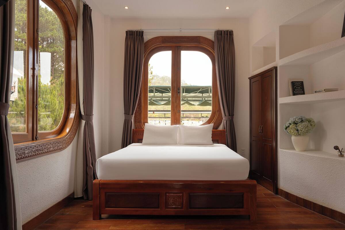 Three-Bedroom Villa Suite | Frigobar (abastecido com alguns itens grátis), escrivaninha