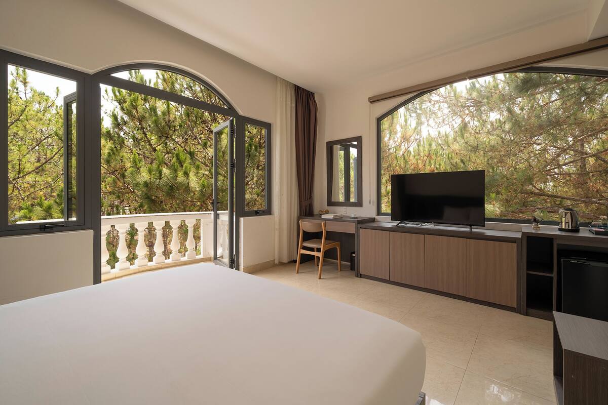 Deluxe Double Room - Pine Forest | Frigobar (abastecido com alguns itens grátis), escrivaninha