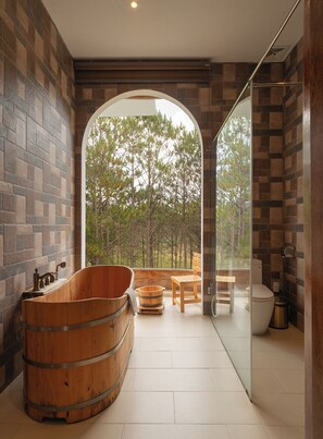 Three-Bedroom Villa Suite | Salle de bain | Douche, articles de toilette gratuits, sèche-cheveux, chaussons