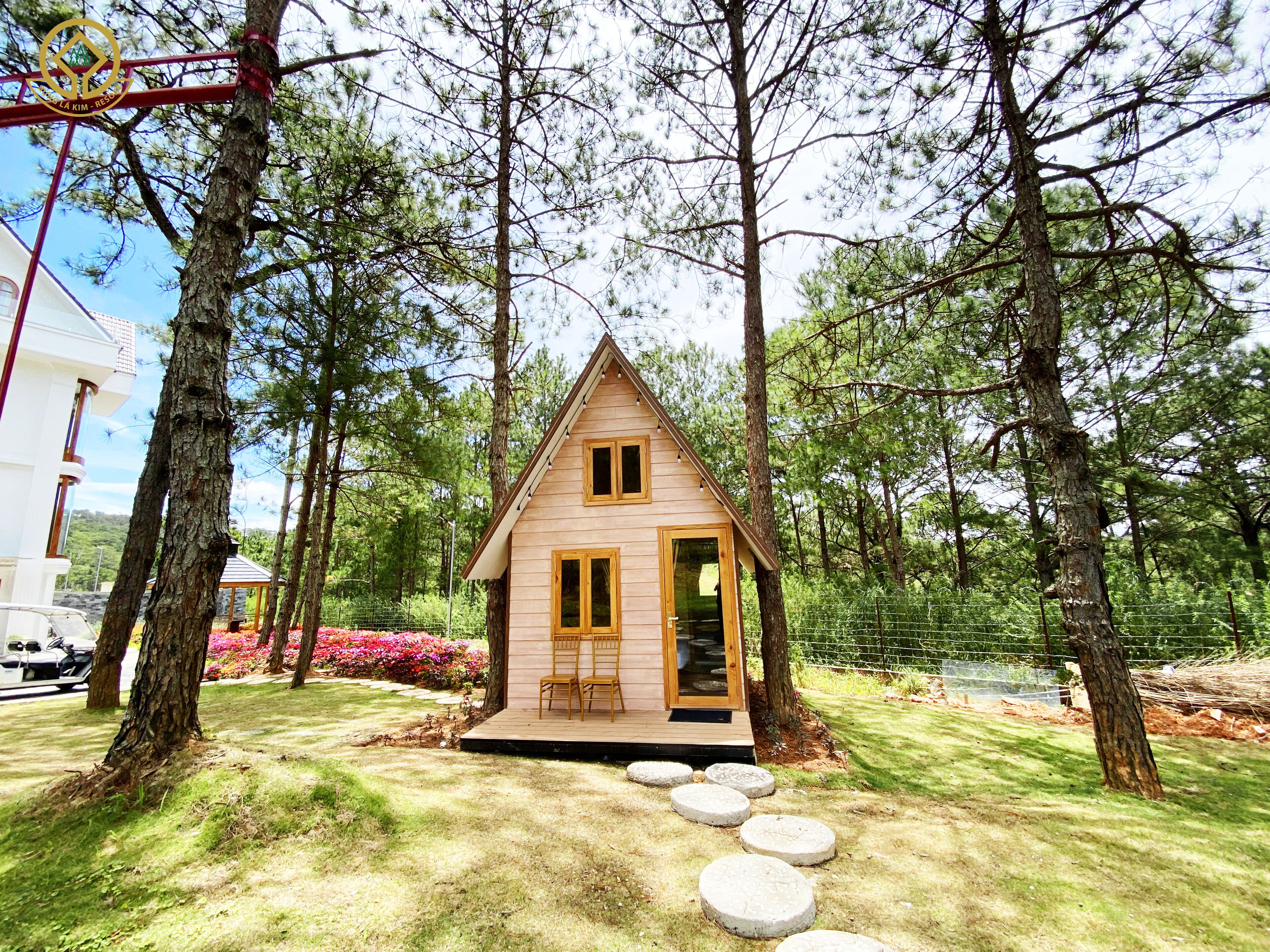 Bungalow, vue sur le jardin | Minibar contenant certains articles gratuits, bureau
