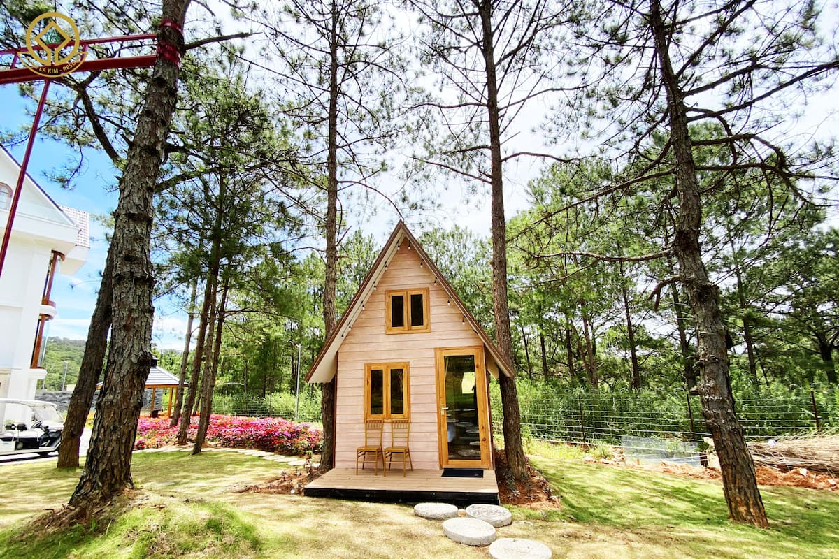 Bungalow, vue sur le jardin | Minibar contenant certains articles gratuits, bureau