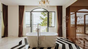 Junior-Suite | Minibar (mit einigen kostenlosen Artikeln), Schreibtisch