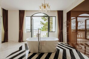 Junior Suite | Free minibar items, desk, blackout drapes, free WiFi - Kim Resort - Khu Nghĩ Dưỡng Rừng Lá Kim (Da Lat)