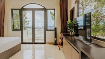 Artículos del minibar gratis, escritorio y cortinas blackout