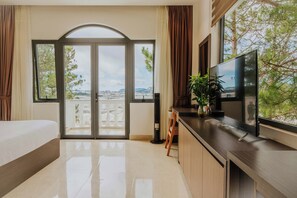 Deluxe Double Room | Free minibar items, desk, blackout drapes, free WiFi - Kim Resort - Khu Nghĩ Dưỡng Rừng Lá Kim (Da Lat)