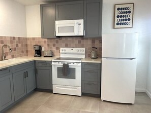 Réfrigérateur, micro-ondes, four, plaque de cuisson