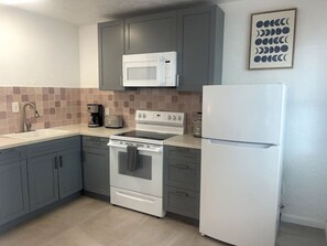 Frigorifero, microonde, forno, piano cottura