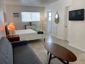 1 bedroom, iron/ironing board, WiFi, bed sheets - 14 · Surf n Sand Studio Apartment by the Water 14 (Clearwater)