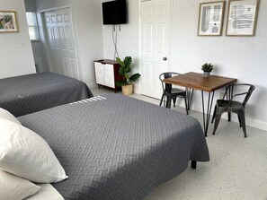 1 habitación, tabla de planchar con plancha, wifi y ropa de cama