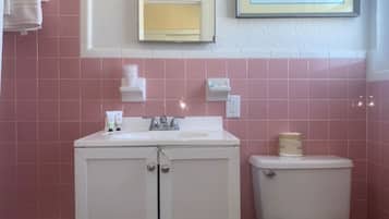 ヘアドライヤー、タオル、トイレットペーパー