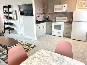 Køleskab, mikrobølgeovn, ovn, kogeplade