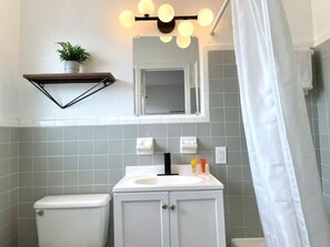 Haartrockner, Handtücher, Toilettenpapier