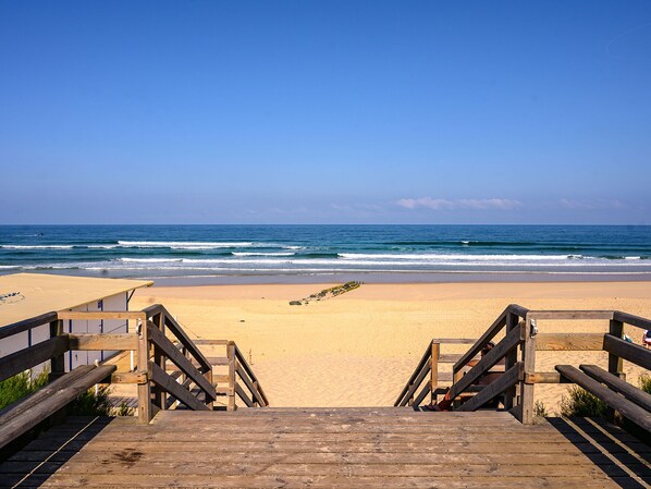 On the beach - New 3-Star Apartment - Pool, 100m from Ocean, For 4 People, WiFi, A/C, Parking, Housekeeping Included (Mimizan)