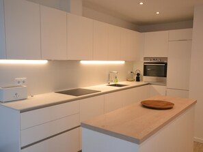 Kjøleskap, ovn, kokeplater og kaffetrakter/tekoker