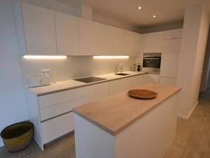 ثلاجة، فرن، موقد طهي مسطح، ماكينة لصنع القهوة/الشاي