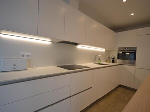 Fridge, oven, stovetop, coffee/tea maker