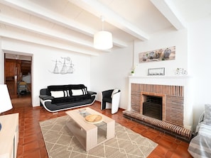 TV, fireplace