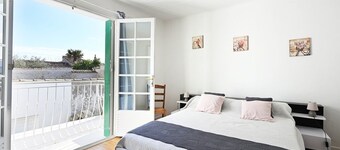 Charming Village House in Ars-en-Ré, 3BR, Private Courtyard, Close to Amenities