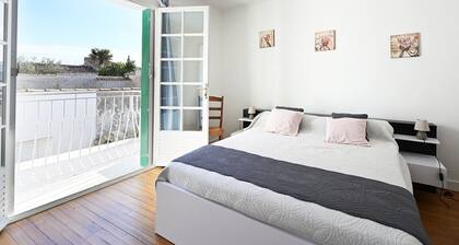 Charming Village House in Ars-en-Ré, 3BR, Private Courtyard, Close to Amenities