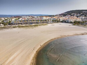 På stranden