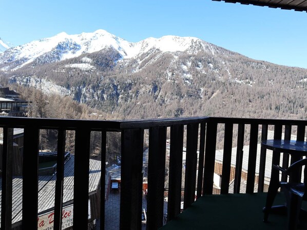 Outdoor dining - Spacious apartment in the heart of Les Orres 1650, 3 bedrooms, sleeps 6/8 (Les Orres)