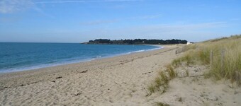 Cozy Beachside House for 4 with Full Amenities & Parking